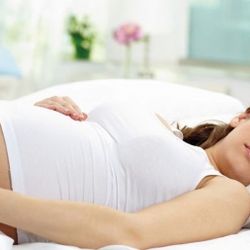 Чи можна лежати або спати в бандажі для вагітних