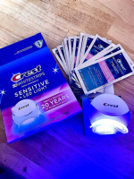 Отбеливающие полоски для чувствительных зубов Crest 3D Whitestrips Sensitive + LED Light Whitening Kit 14 пар