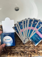 Отбеливающие полоски для чувствительных зубов Crest 3D Whitestrips Sensitive + LED Light Whitening Kit 14 пар